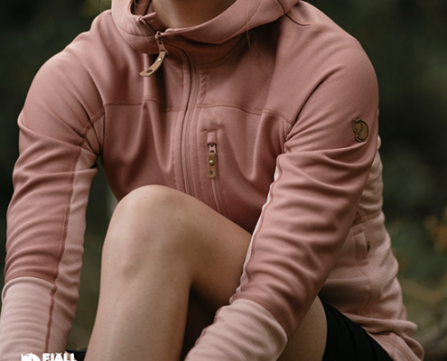 FJALL RAVEN-89589-ABISKO TRAIL FLEECE HOODIE-POLAIRE FEMME-302-300 CHALK ROSE-ROSE-VUE