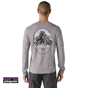 PATAGONIA-45160-M'S LONG SLEEVED CAPILENE COOL DAILY GRAPHIC SHIRT-LANDS-TEE-SHIRT MANCHES LONGUES-HOMME-CHFY CHOUINARD CREST FEATHER GREY-GRIS-DOS