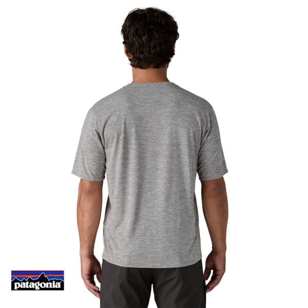 PATAGONIA-45235-M'S CAP COOL DAILY GRAPHIC SHIRT-TEE SHIRT DE RANDONNEE-HOMME-STPF STRATAPEACKS FEATHER GREY-GRIS-DOS
