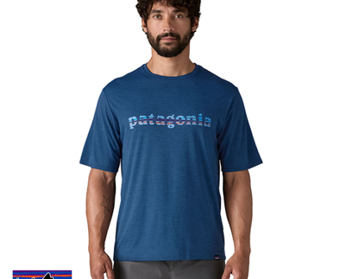 PATAGONIA-45235-M'S CAP COOL DAILY GRAPHIC SHIRT-TEE SHIRT DE RANDONNEE-HOMME-TCLX 73 TEXT LOGO CLEMENT BLUE X DYE-BLEU-FACE